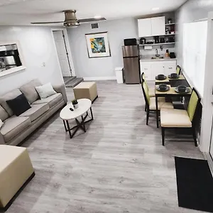 Cheerful Super + 2 Queen + Sofa Bed Minutes From The Airport! Tampa